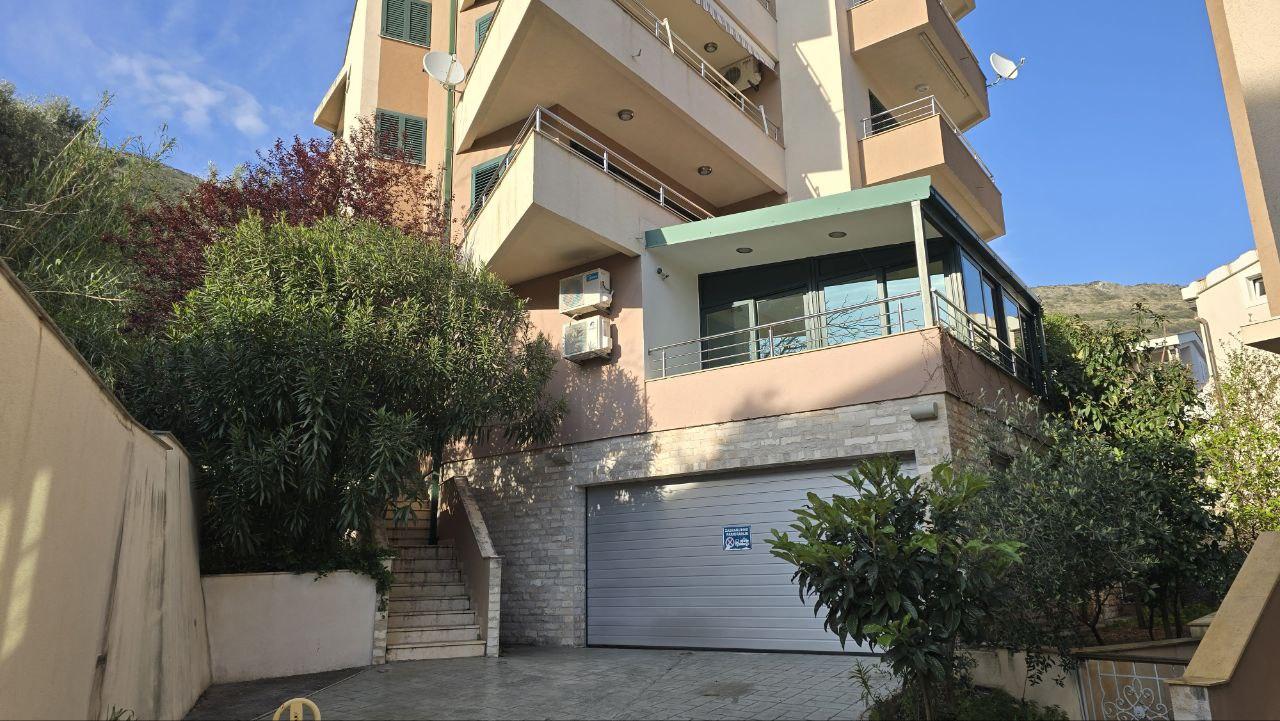 דירה מודרנית עם נוף לים בפטרובץ עם חניון מוסך