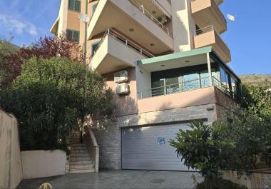דירה מודרנית עם נוף לים בפטרובץ עם חניון מוסך