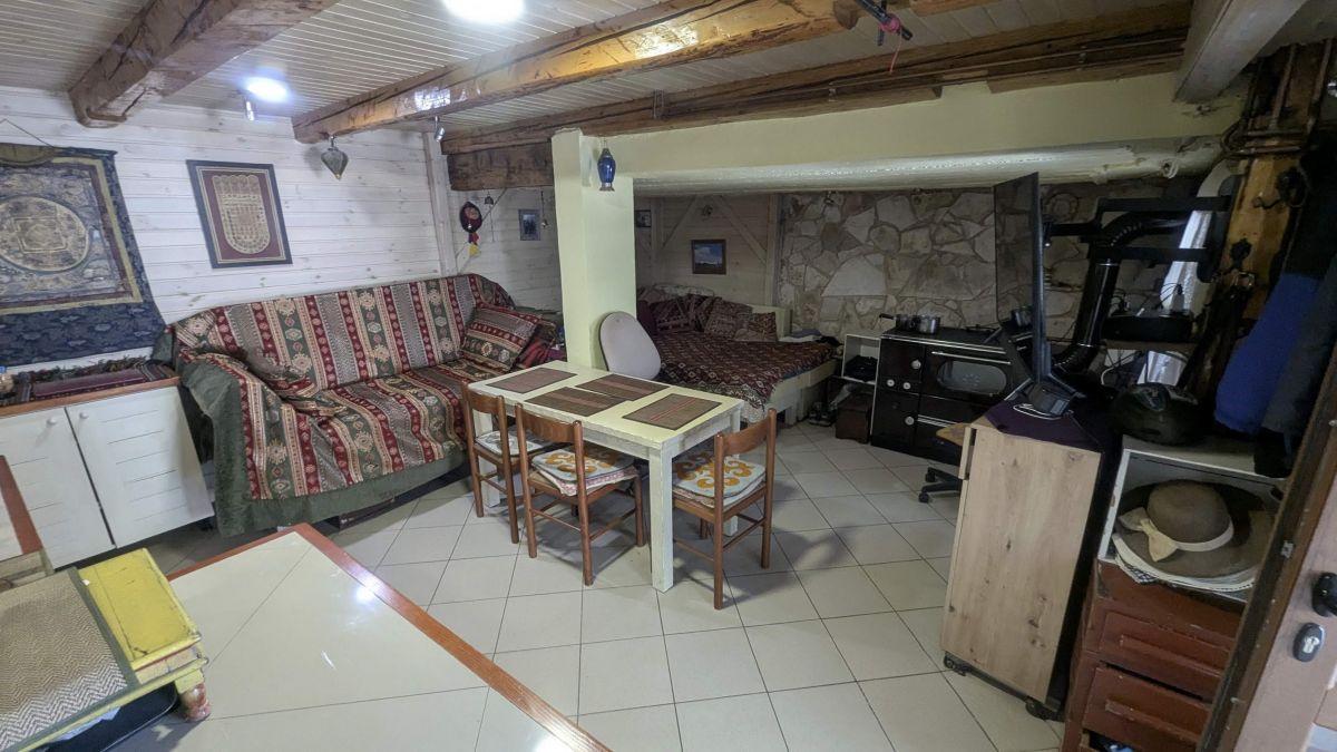 חצי חלק נעים של בית בן שתי קומות 80 מ 2 ליד אגם שחור עם שני חדרי שינה