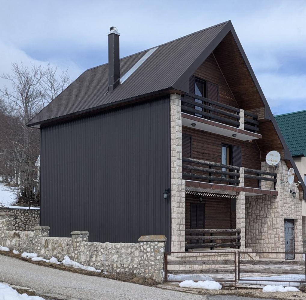 מרווח גדול בן 3 קומות 216 מ 2 בית באסאבליאק עם נוף להרים